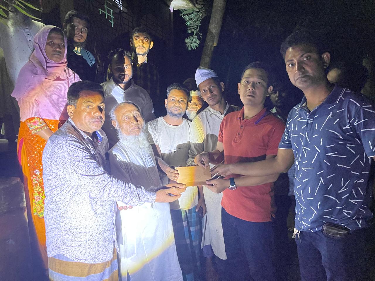 বরুড়ায় বজ্রপাতে নিহত দুই ছাত্রের পরিবারকে সহায়তা প্রদান