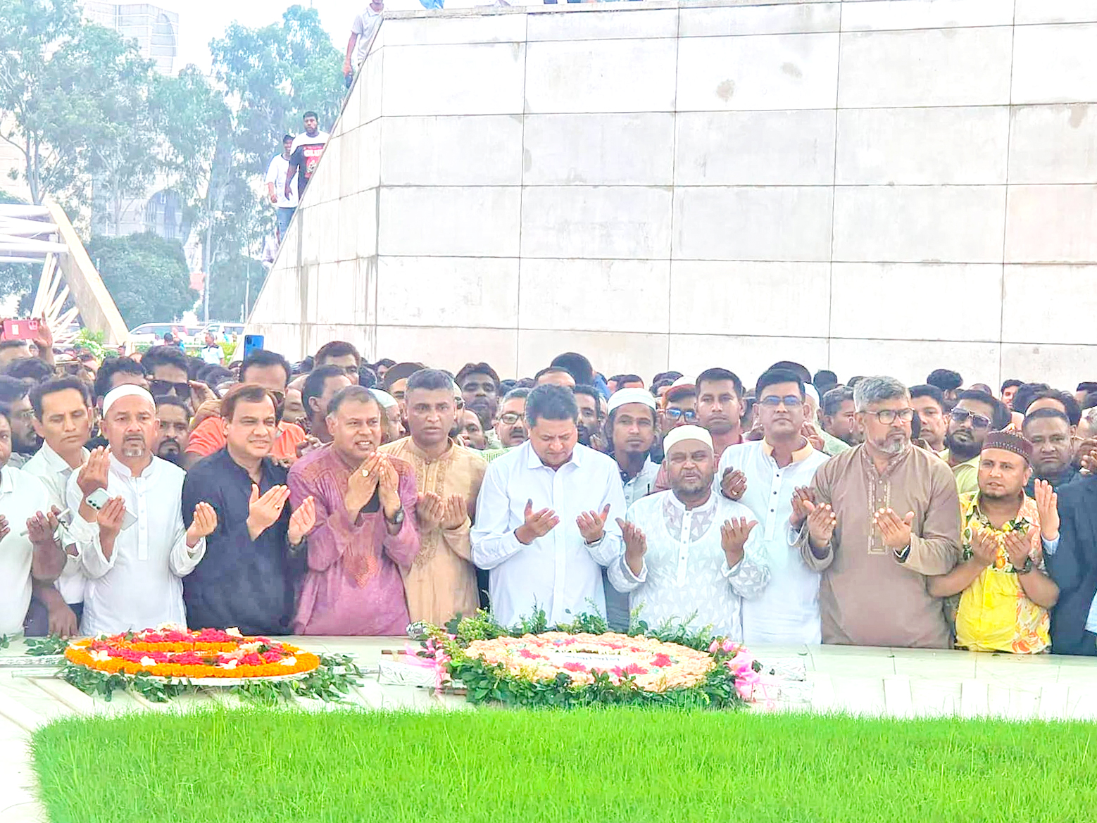 জিয়াউর রহমান ও বেগম খালেদা জিয়ার সমাধিতে গণপূর্ত মন্ত্রীর শ্রদ্ধা নিবেদন