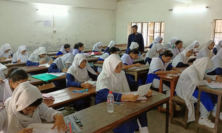 জিপিএ-৫ প্রাপ্তি ও পাসের হারে এগিয়ে ছাত্রীরা