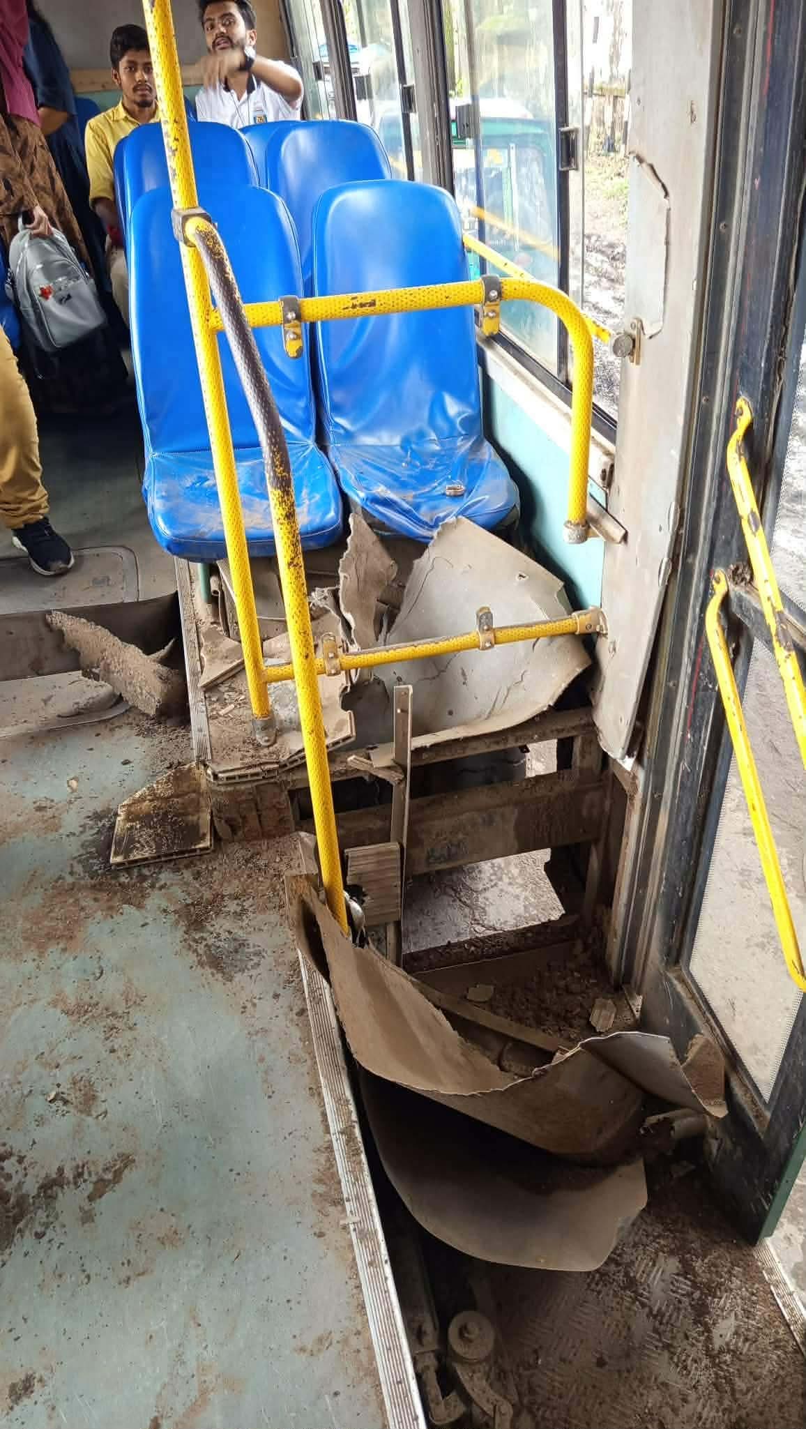 বিশ্ববিদ্যালয়ের বিআরটিসি বাসের চাকা বিস্ফোরণ