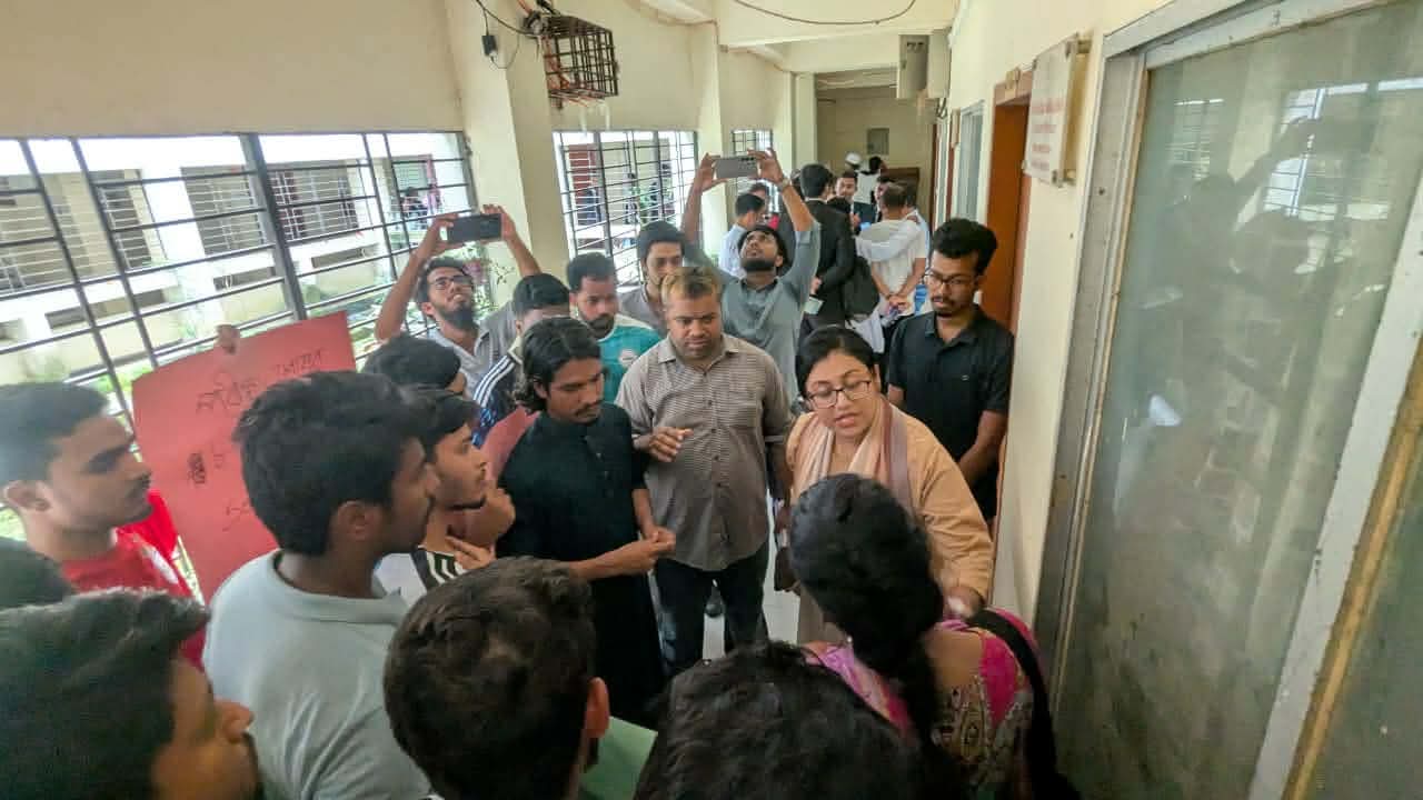 কুমিল্লা বিশ্ববিদ্যালয়ে আইন বিভাগের শিক্ষার্থীদের বিক্ষোভ, কক্ষে তালা