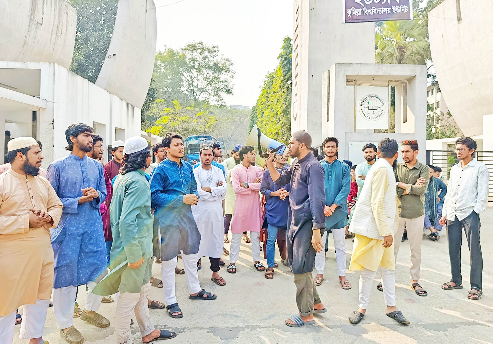 কুমিল্লা বিশ্ববিদ্যালয়ে ওসমান হাদি হত্যার বিচারের দাবিতে বিক্ষোভ মিছিল