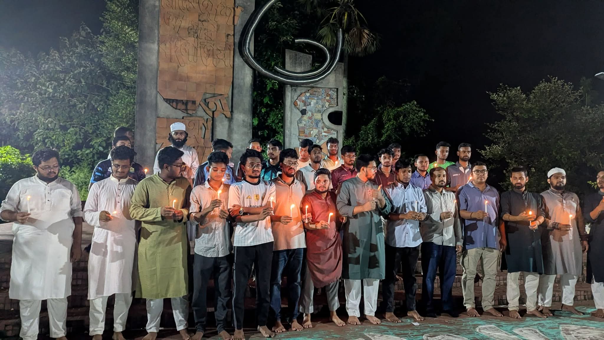 কুমিল্লা বিশ্ববিদ্যালয়ে জুলাই গণঅভ্যুত্থান স্মরণে মোমবাতি প্রজ্বলন