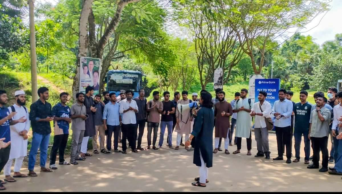 সরকারি চাকরিতে মৌখিক পরীক্ষার নম্বর বৃদ্ধির প্রতিবাদে  কুমিল্লা বিশ্ববিদ্যালয়ে মানববন্ধন