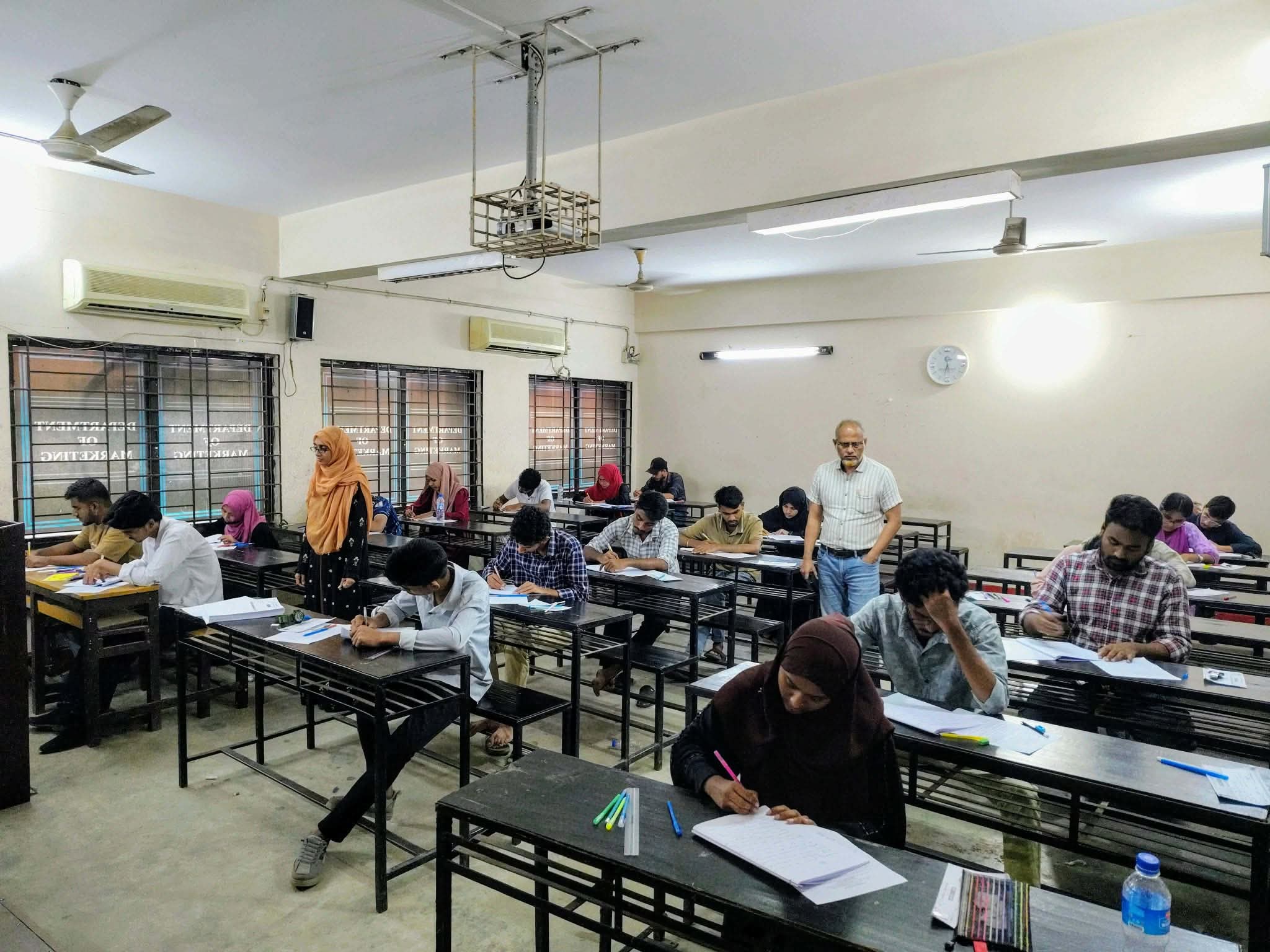 কুমিল্লা বিশ্ববিদ্যালয়ে সেশনজট নিরসনে ১৫ দিনের মধ্যে সব বিভাগের পরীক্ষা শুরুর উদ্যোগ