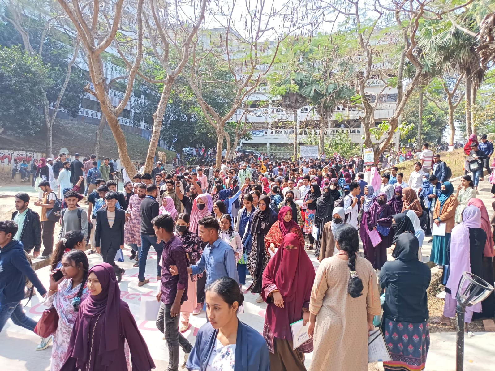 'বি' ইউনিটের ভর্তি পরীক্ষায় উত্তর বলে দেওয়ার অভিযোগ