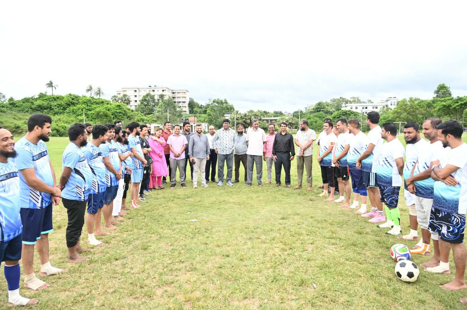 কুমিল্লা বিশ্ববিদ্যালয়ের কর্মকর্তা-কর্মচারীদের প্রীতি ফুটবল ম্যাচ অনুষ্ঠিত