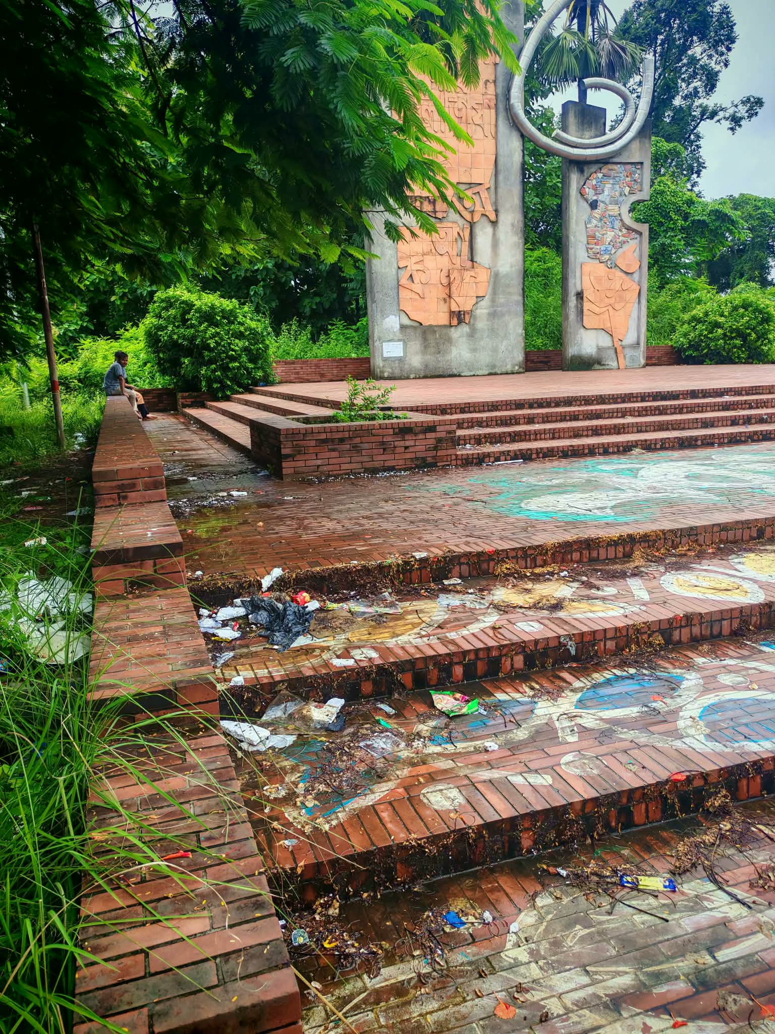 কুমিল্লা বিশ্ববিদ্যালয়ের কেন্দ্রীয় শহীদ মিনারে আবর্জনার স্তূপ