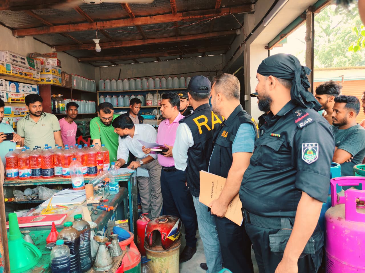 অধিক মূল্যে তেল বিক্রি ও সংরক্ষণ করায় জরিমানা