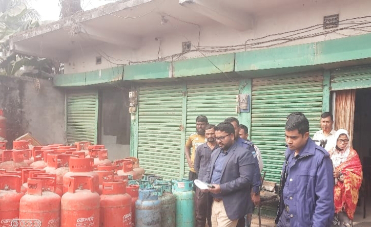 সদর দক্ষিণে অধিক মূল্যে গ্যাস সিলিন্ডার বিক্রির দায়ে জরিমানা