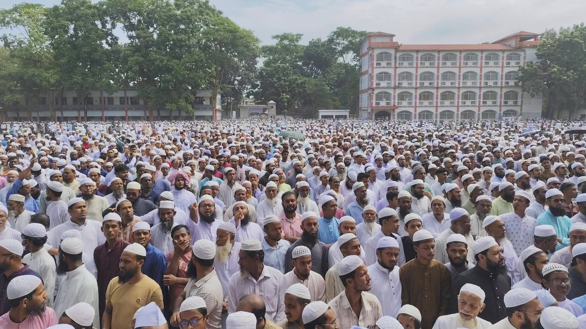 আল্লামা নুরুল হকের জানাজায় মুসল্লিদের ঢল