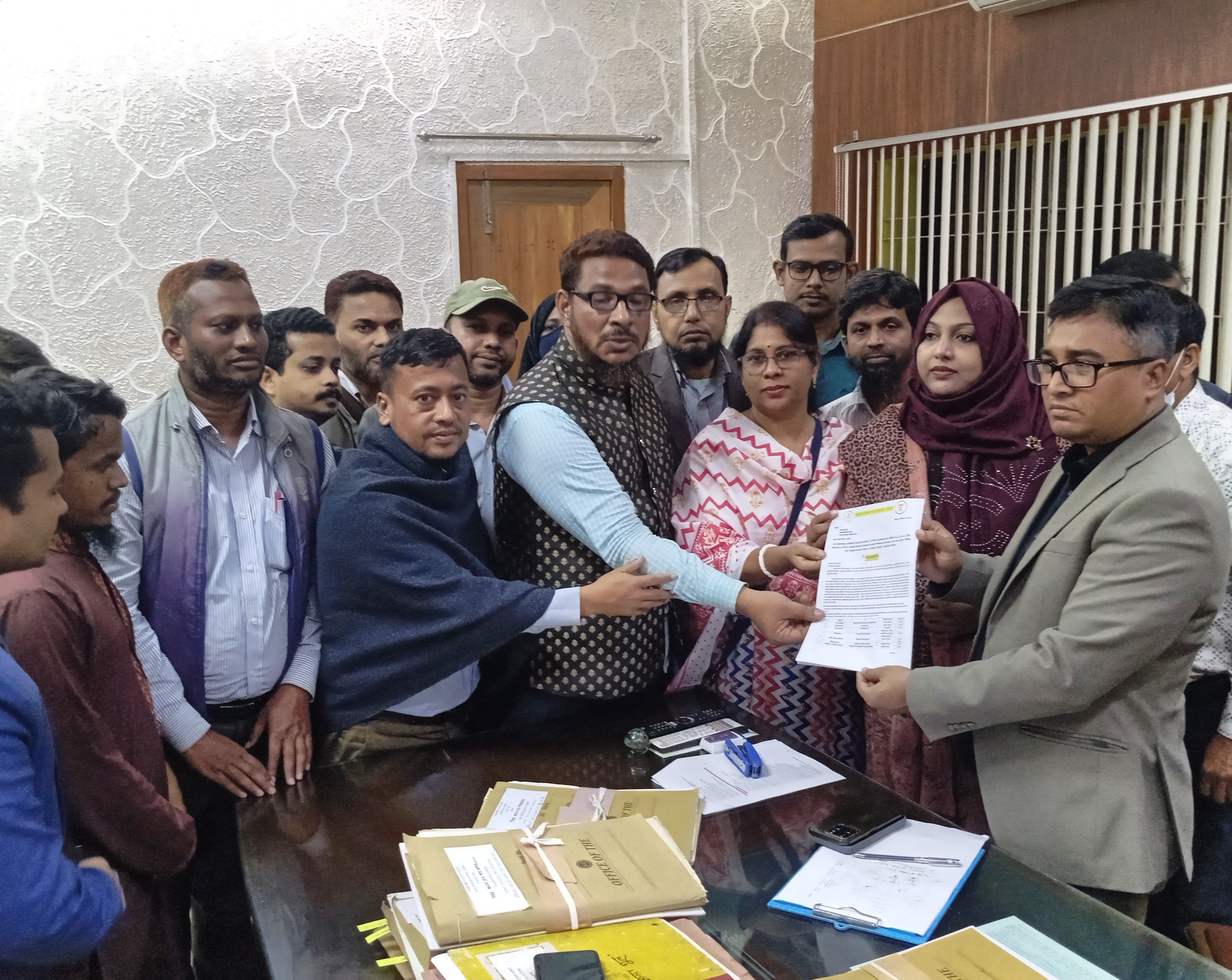 কুমিল্লায় ৩ দফা দাবী দাওয়া আদায়ের লক্ষ্যে শিক্ষকদের কর্মবিরতি, জেলা প্রশাসক বরাবর স্মারক লিপি পেশ