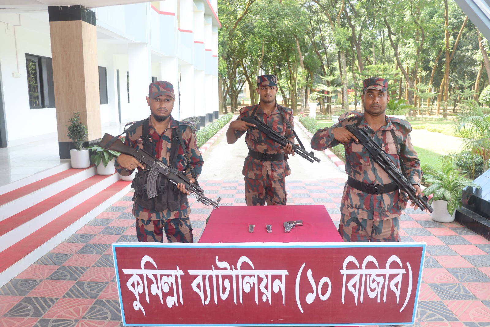 কুমিল্লায় বিদেশি পিস্তল  ও  ম্যাগাজিন উদ্ধার