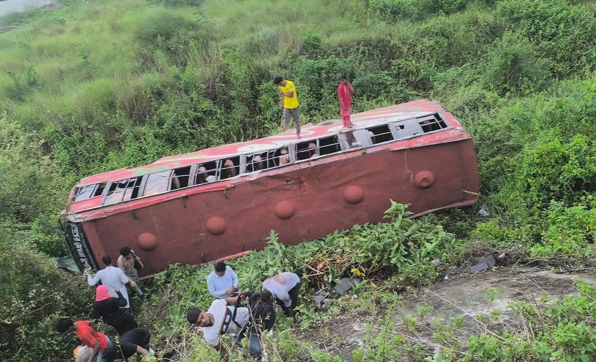 মেঘনায় বাস খাদে পড়ে আহত ৭ যাত্রী