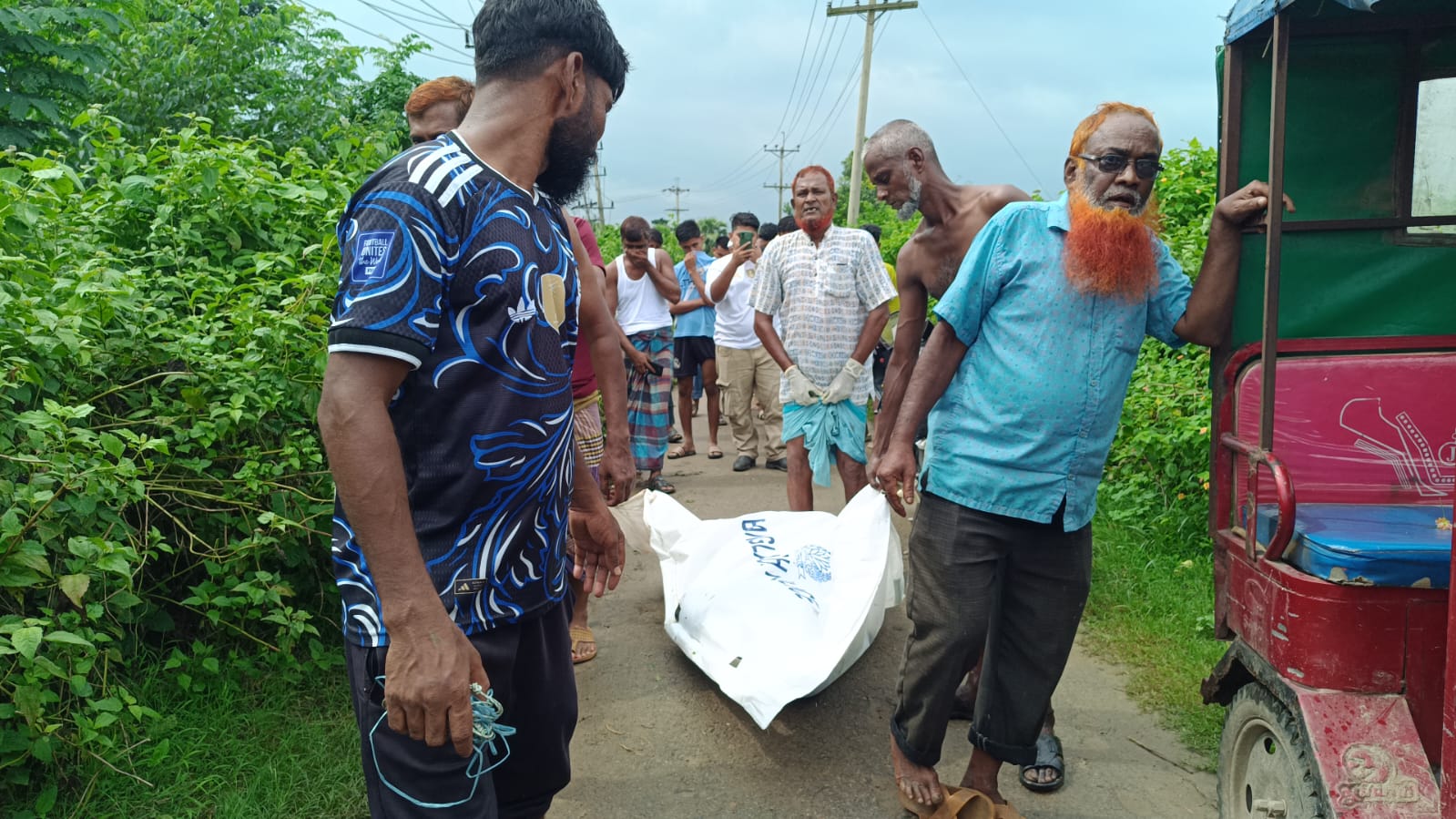 গোমতী চরে অজ্ঞাত ব্যক্তির মরদেহ