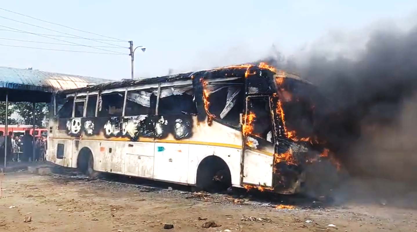 কুমিল্লায় দাঁড়িয়ে থাকা তিনটি বাসে হঠাৎ আগুন