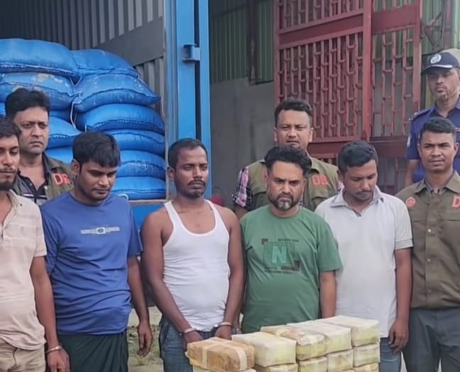 কাভার্ডভ্যানে লুকিয়ে পাচার, ৫ কোটি টাকার ইয়াবাসহ গ্রেপ্তার ৫