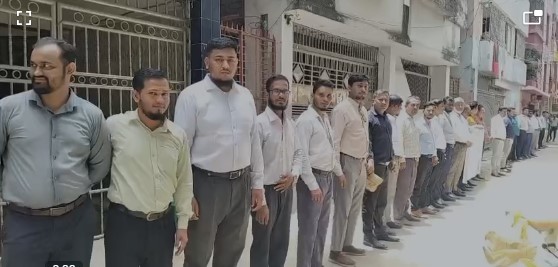 ল্যাবএইড ফার্মার কর্মচারীদের চাকরিচ্যুতি ও বদলির প্রতিবাদে মানববন্ধন