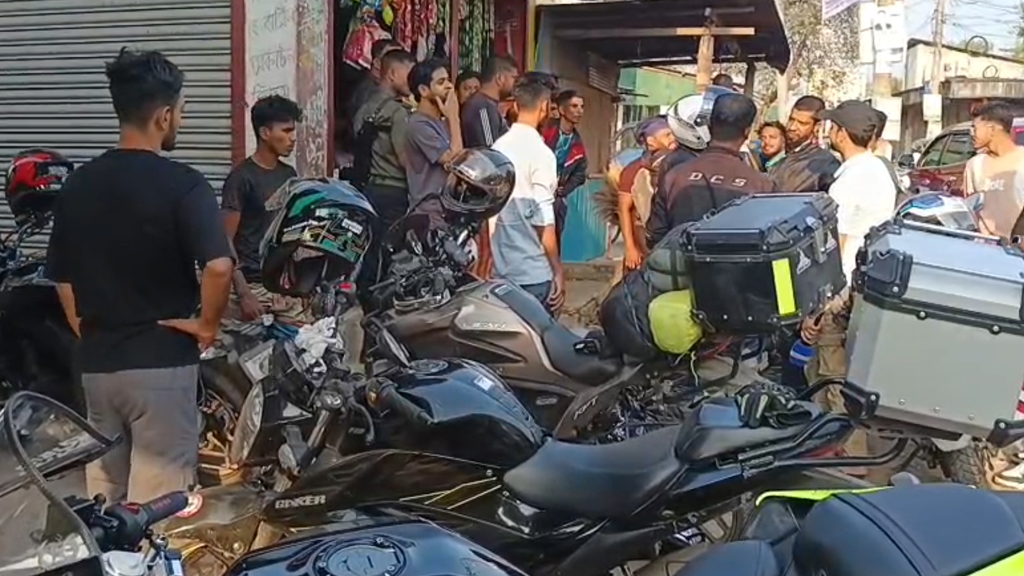 মুদি দোকানে ২০০ টাকা লিটারে পেট্রোল বিক্রির দায়ে জরিমানা