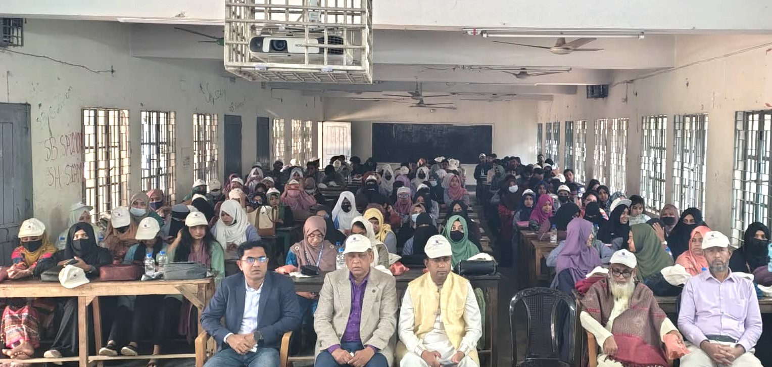 কুমিল্লায় নির্বাচনী অলিম্পিয়াডে তরুণ ভোটারদের ভিড়