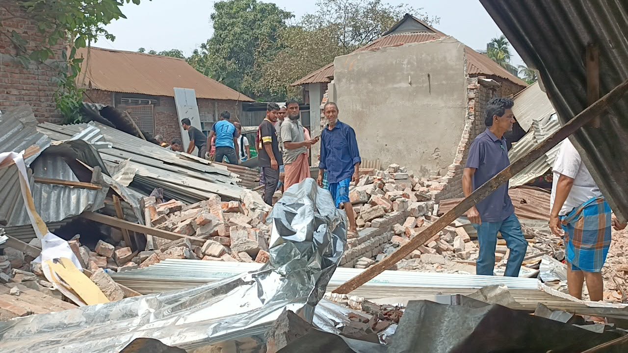 রেস্তোরাঁর দেয়াল ধসে বৃদ্ধ নিহত