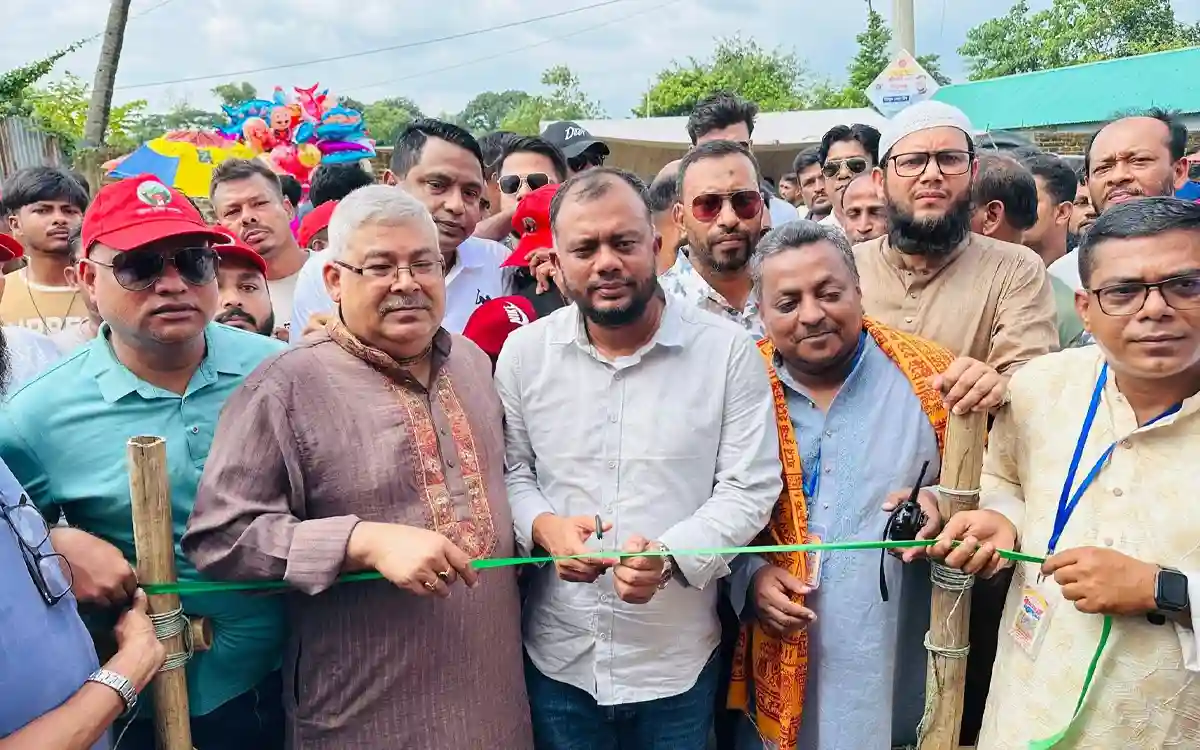 পুণ্যার্থীদের মাঝে ফল ও শীতল পানীয় বিতরণ