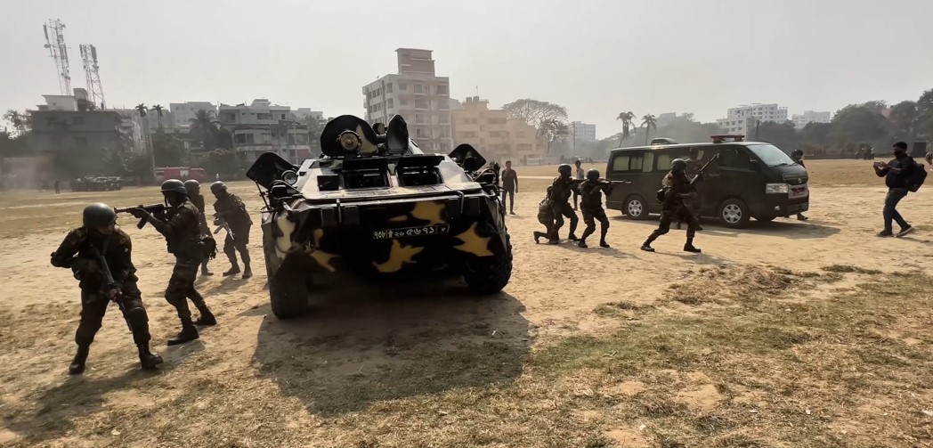 বিশৃঙ্খলা ঠেকাতে এলো সেনা ট্যাঙ্ক, আহতদের উদ্ধারে হেলিকপ্টার