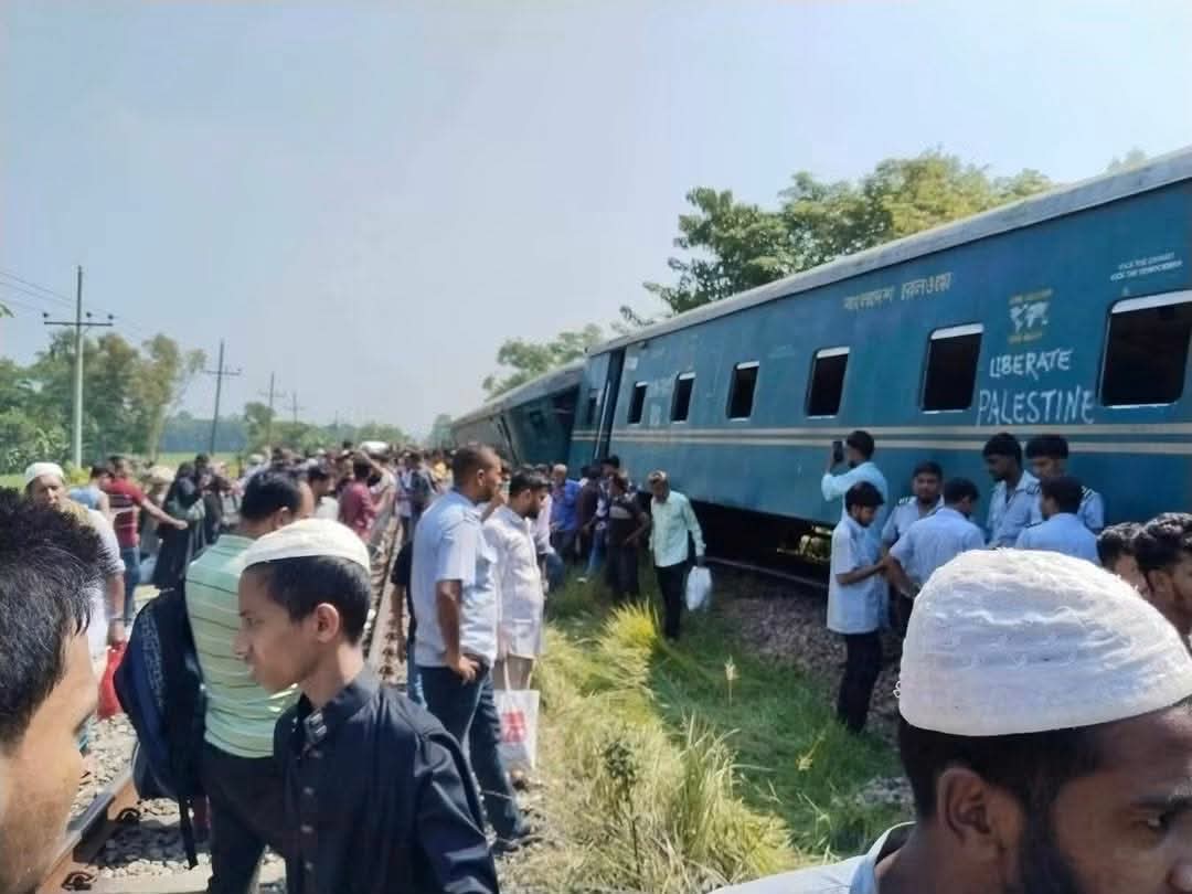 কুমিল্লায় ট্রেন লাইনচ্যুত, অল্পের জন্য রক্ষা পেল কয়েকশ যাত্রী