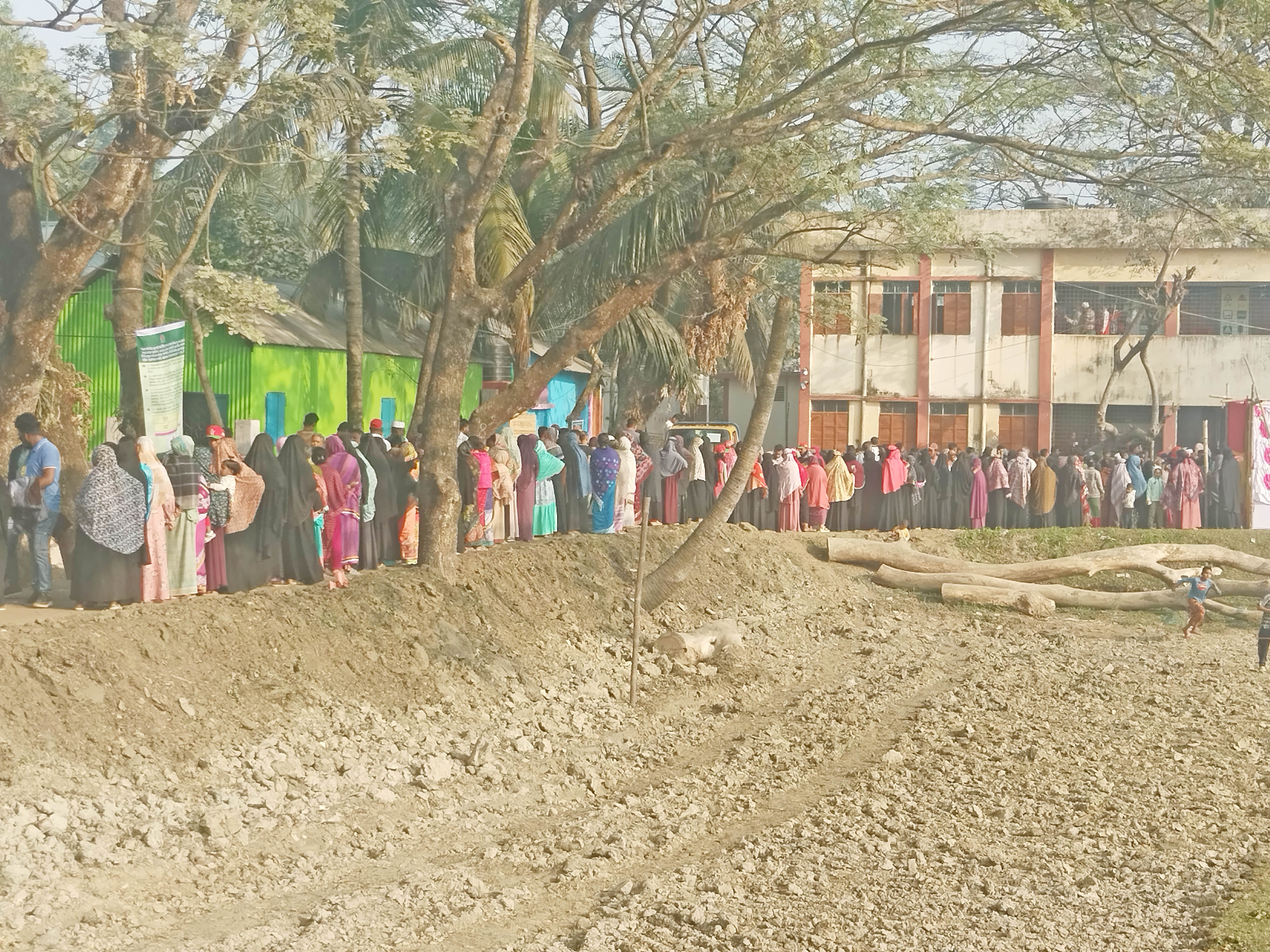 কেন্দ্র ছাড়িয়ে সড়কে ভোটার