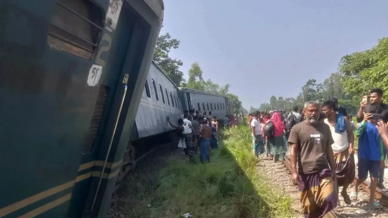 লাকসামে কর্ণফুলী এক্সপ্রেস ট্রেনের তিনটি বগি লাইনচ্যুত