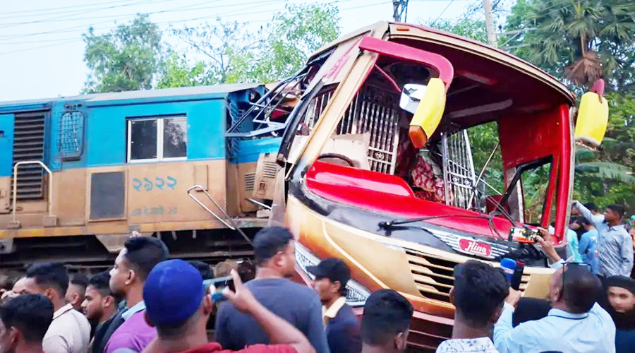 টাকার বিনিময়ে গেটম্যানদের দায়িত্ব বদল ঘটনার সময় ঘুমিয়ে ছিলেন দুজনই