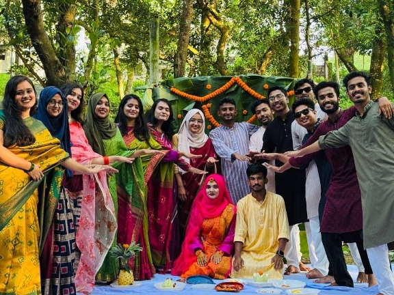 নিজ ক্যাম্পাসেই গায়ে হলুদ করে বিয়ে করছেন দুই শিক্ষার্থী