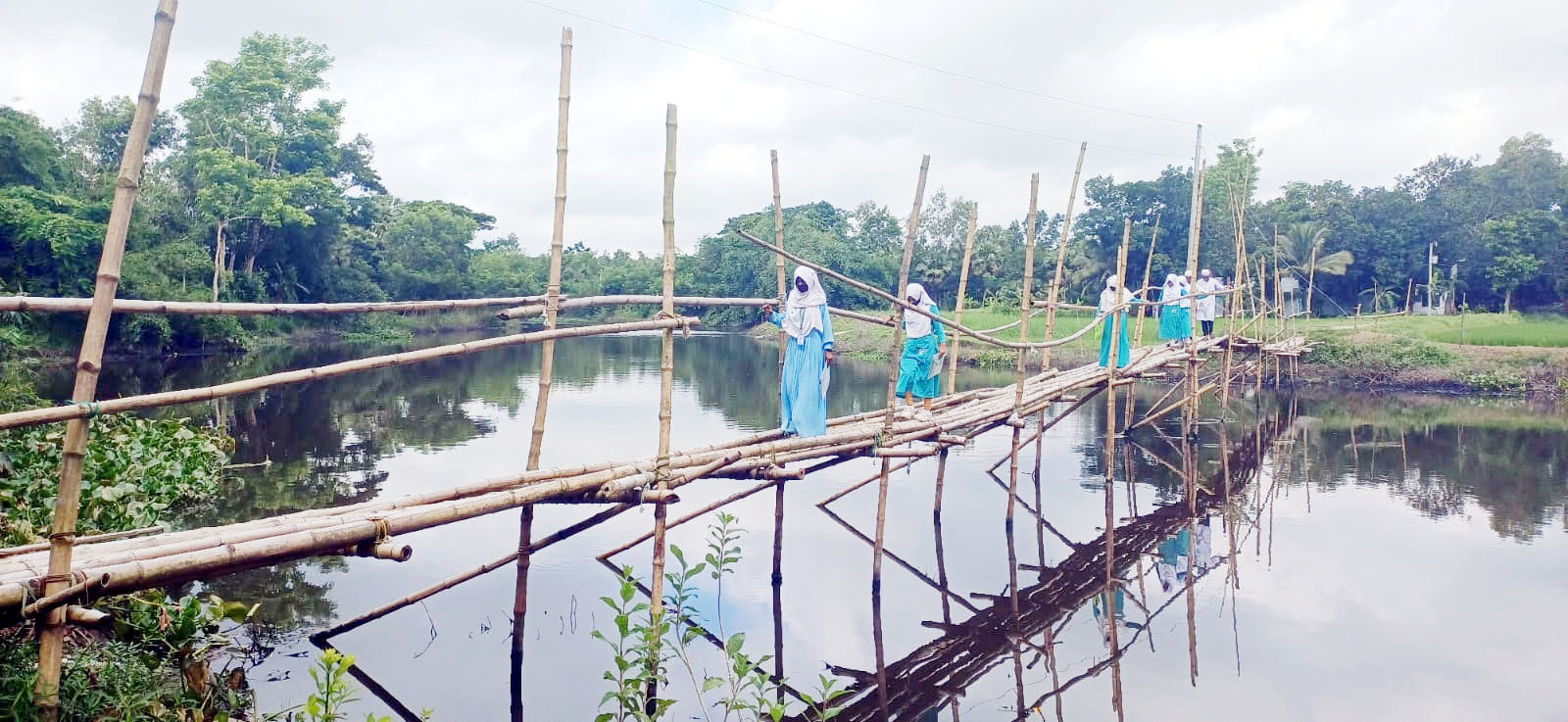৪০ বছর ধরে বাঁশের সাঁকোতে নদী পার