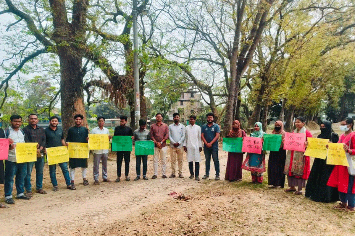 নওয়াব ফয়েজুন্নেছা কলেজের গাছ কাটার পরিকল্পনা বাতিলের দাবি শিক্ষার্থীদের