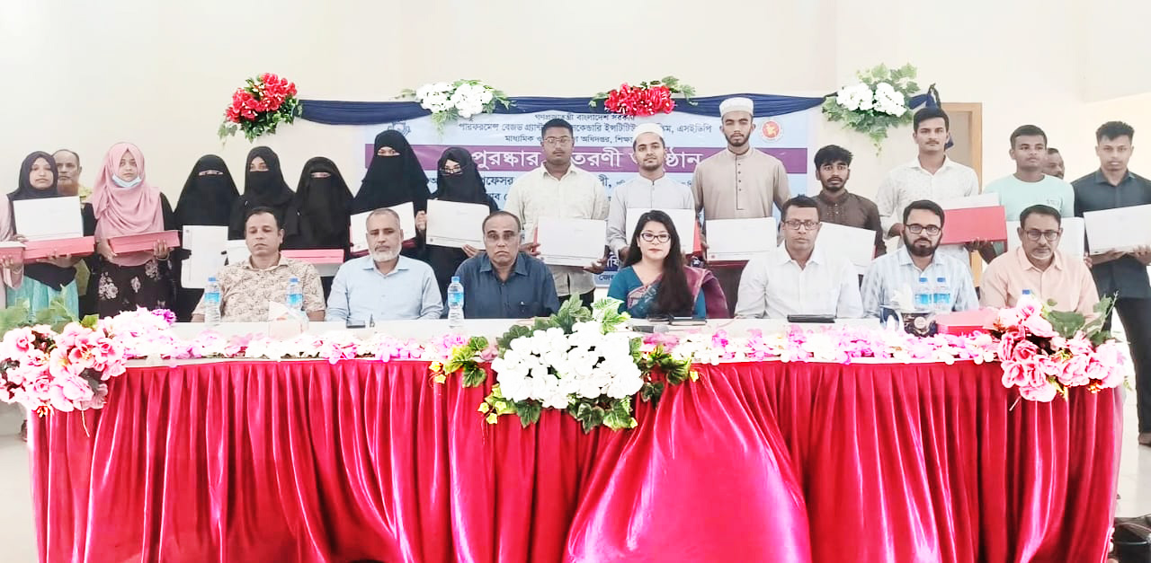 লালমাইয়ে ৩৪ মেধাবী শিক্ষার্থীকে শিক্ষাবৃত্তি