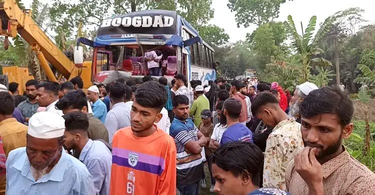 মাদারীপুরে বাস-ট্রাকের মুখোমুখি সংঘর্ষ, আহত ১৫