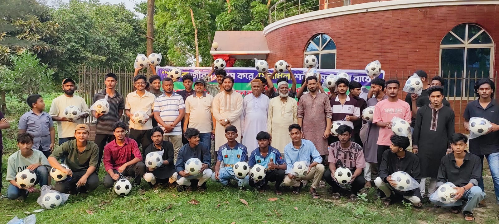 চৌদ্দগ্রামে তরুণদের মধ্যে শতাধিক ফুটবল বিতরণ