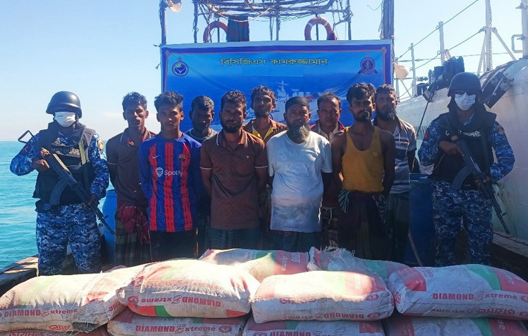 সিমেন্ট পাচারের সময় সেন্ট মার্টিনে ৯ চোরাকারবারিকে আটক