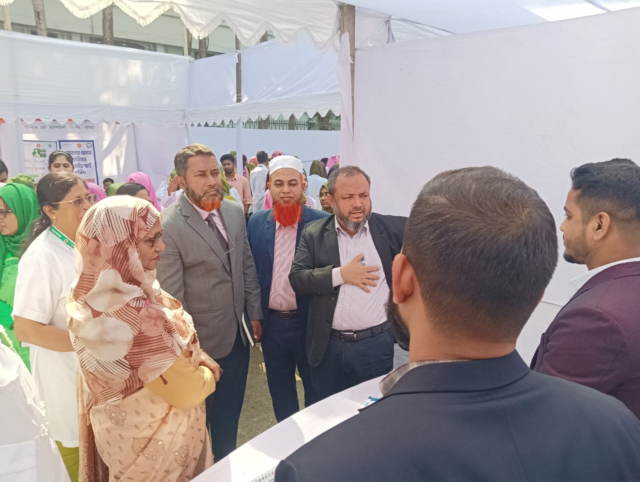 মেলায় ঘুরতে এসে চাকরি পেয়ে খুশি ওরা