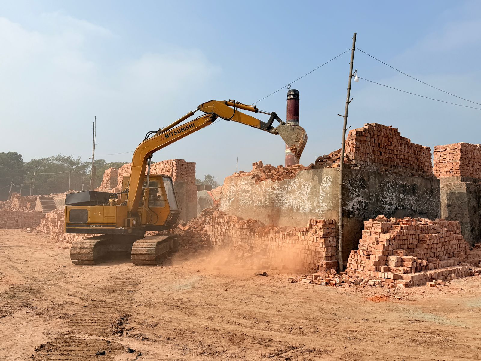 মনোহরগঞ্জে দুটি অবৈধ ইটভাটা গুঁড়িয়ে দিল প্রশাসন