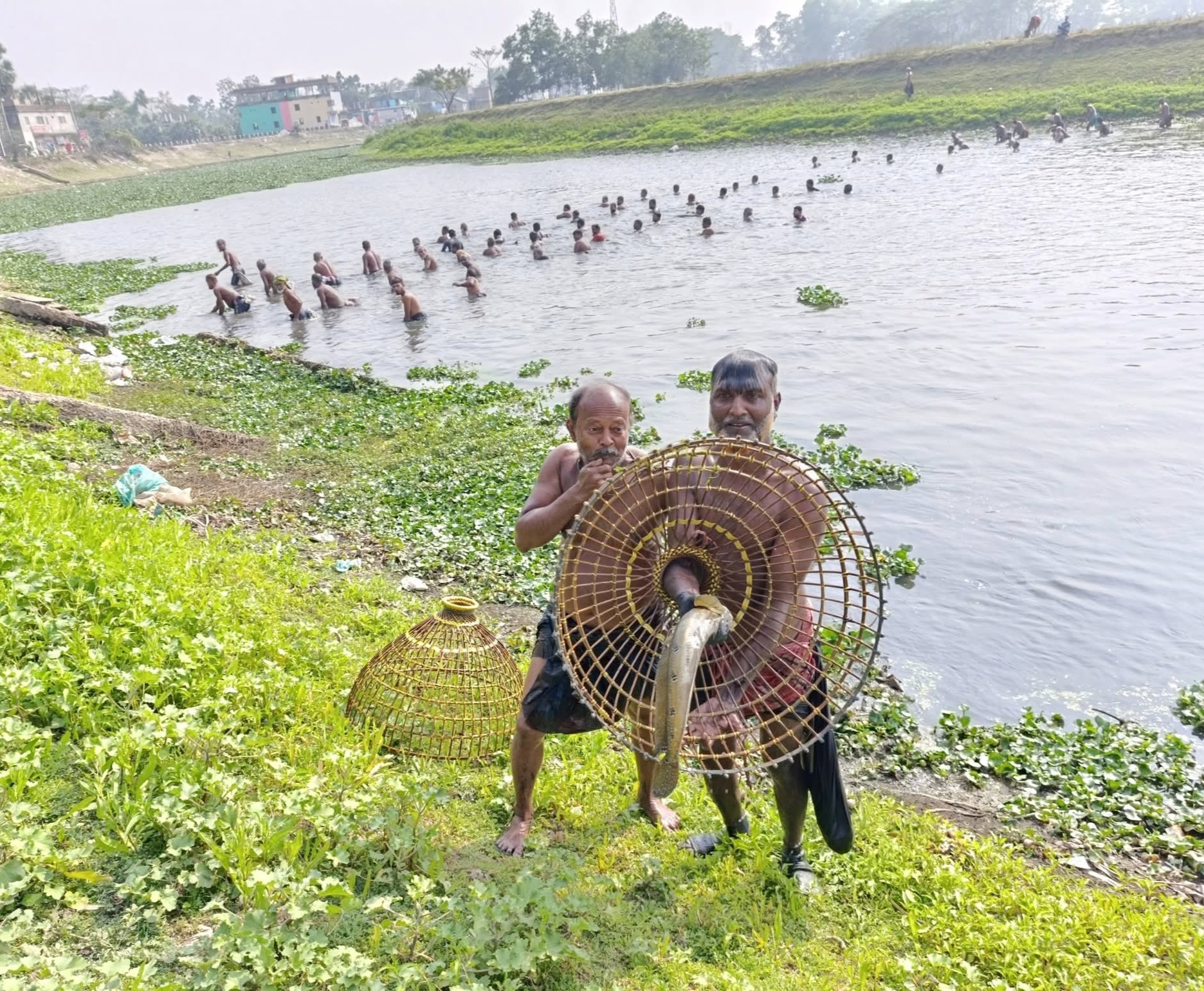 মনোহরগঞ্জে ডাকাতিয়া নদী ও খালে পলো দিয়ে মাছ ধরার উৎসব