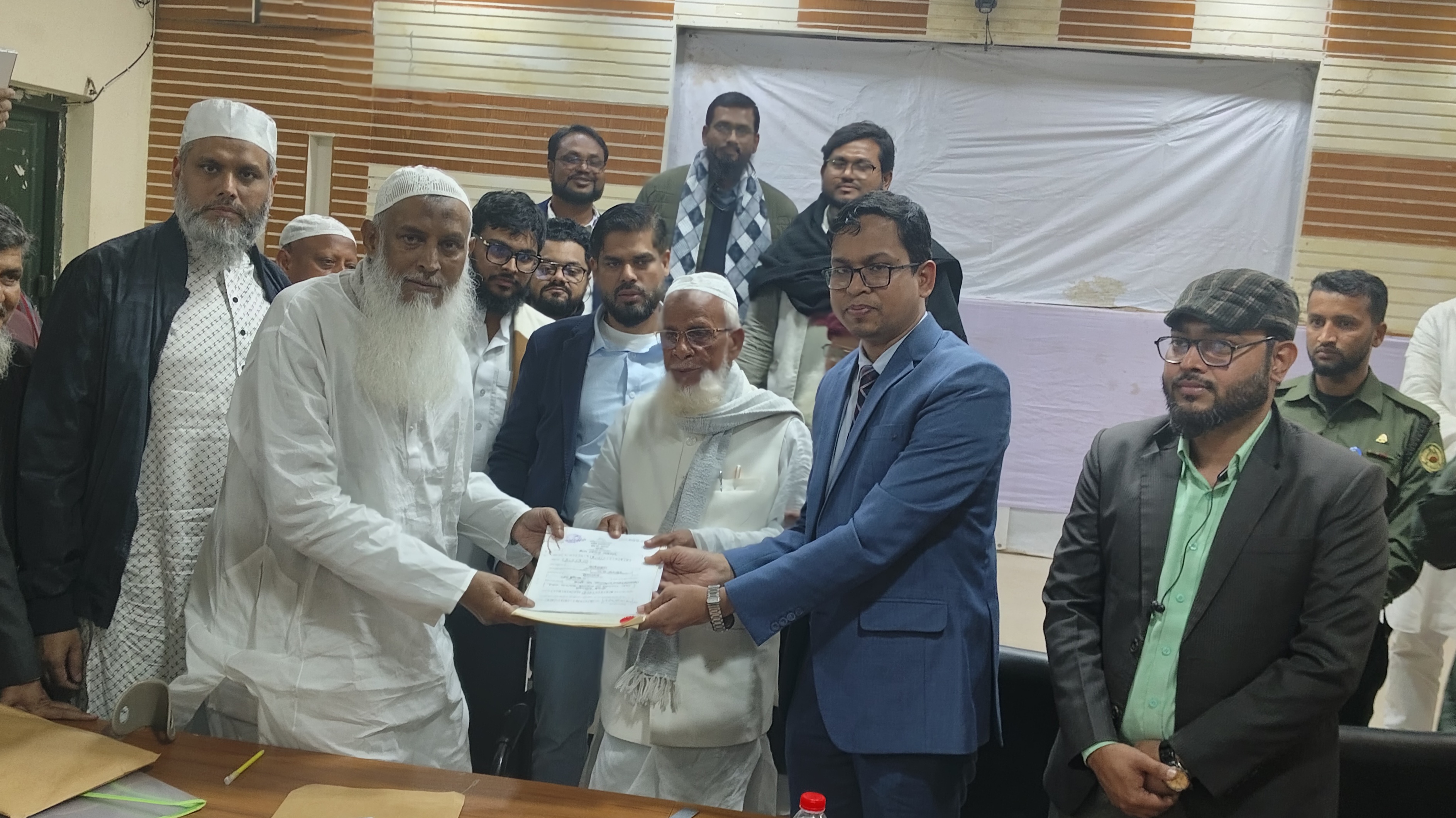 মুরাদনগর বিএনপি প্রার্থী মোফাজ্জল হোসাইন কায়কোবাদ মনোনয়নপত্র দাখিল