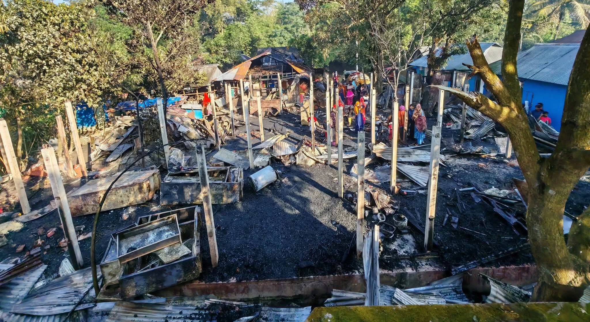 আগুনে পুড়ে গেছে ৯টি পরিবারের বসতঘর