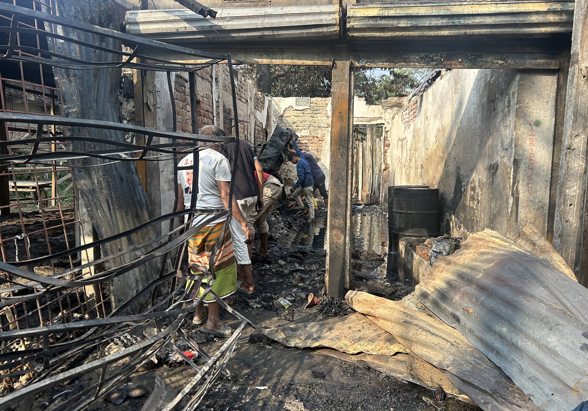 বাঙ্গড্ডা বাজারে ভয়াবহ অগ্নিকাণ্ডে প্রায় কোটি টাকার ক্ষতি