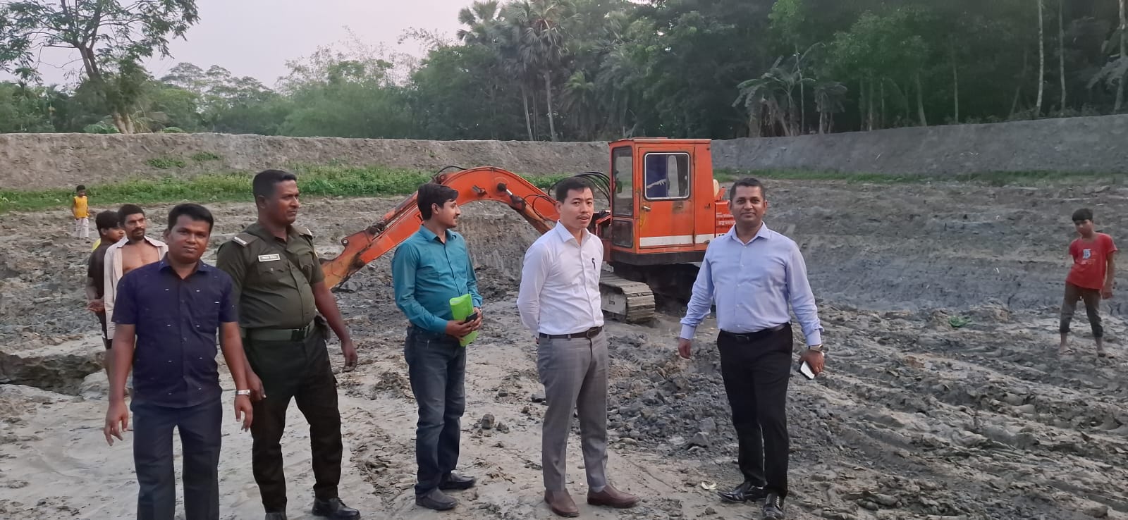 নাঙ্গলকোটে ইউএনও এসিল্যান্ডের যৌথ অভিযানে ট্রাক্টর ও ভ্যাকু মেশিন রেখে মাটি ব্যবসায়ীর পলায়ন