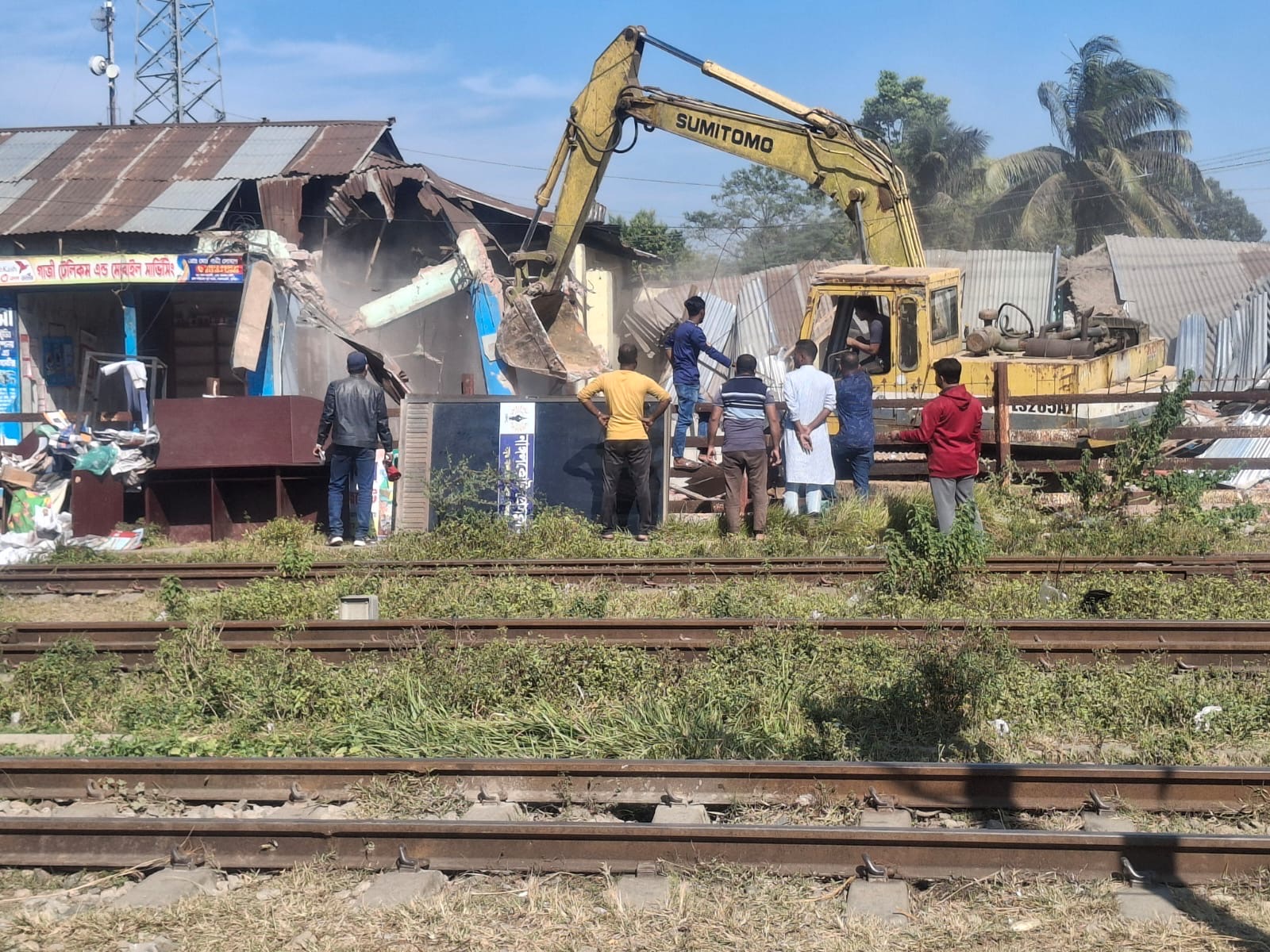 রেলওয়ের শতাধিক অবৈধ স্থাপনা উচ্ছেদ