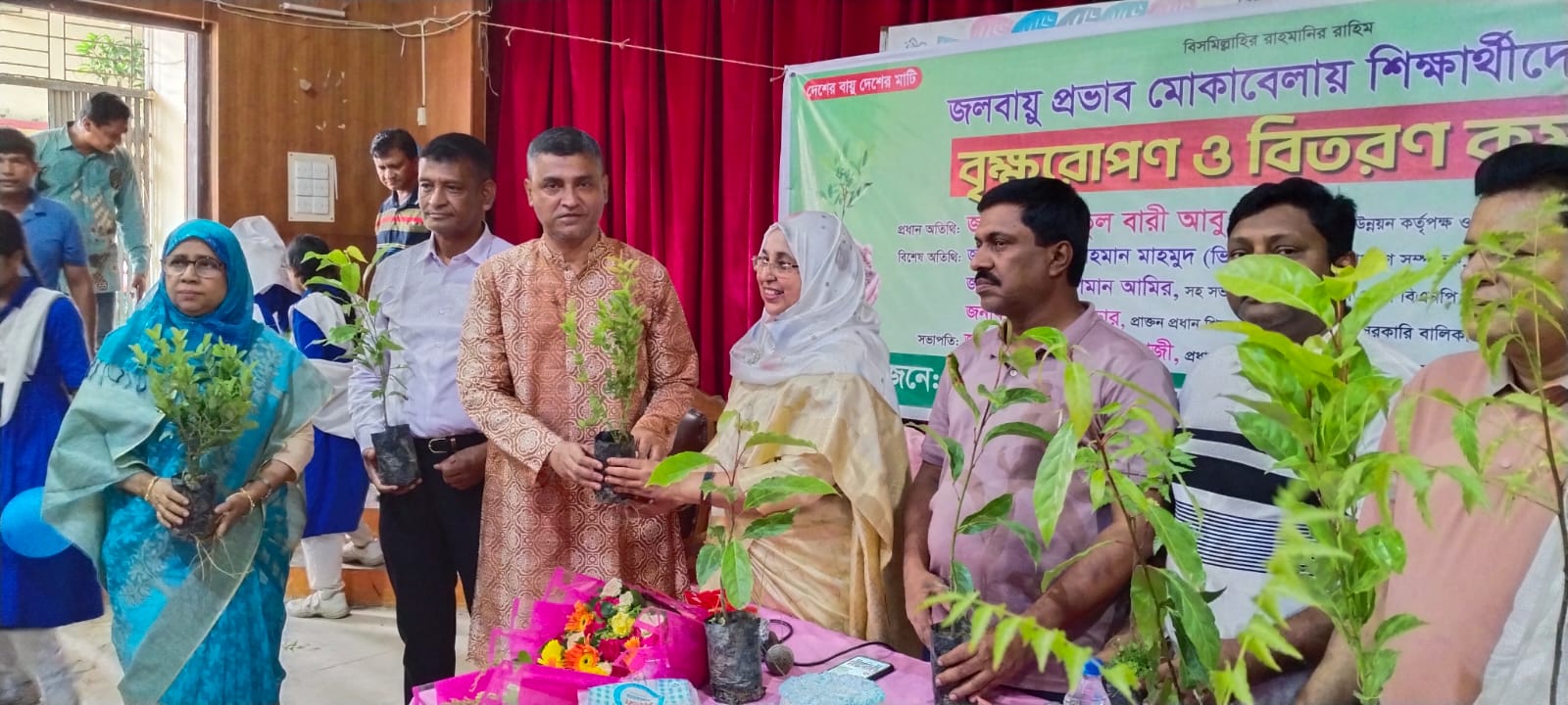 নবাব ফয়জুন্নেছা বালিকা বিদ্যালয়ে বৃক্ষচারা বিতরণ