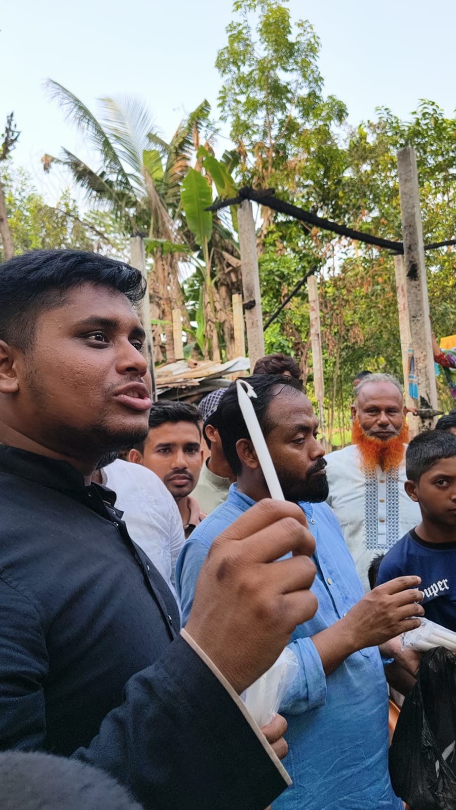 লোডশেডিংয়ের প্রতিবাদে মোমবাতি বিতরণ করলেন হাসনাত