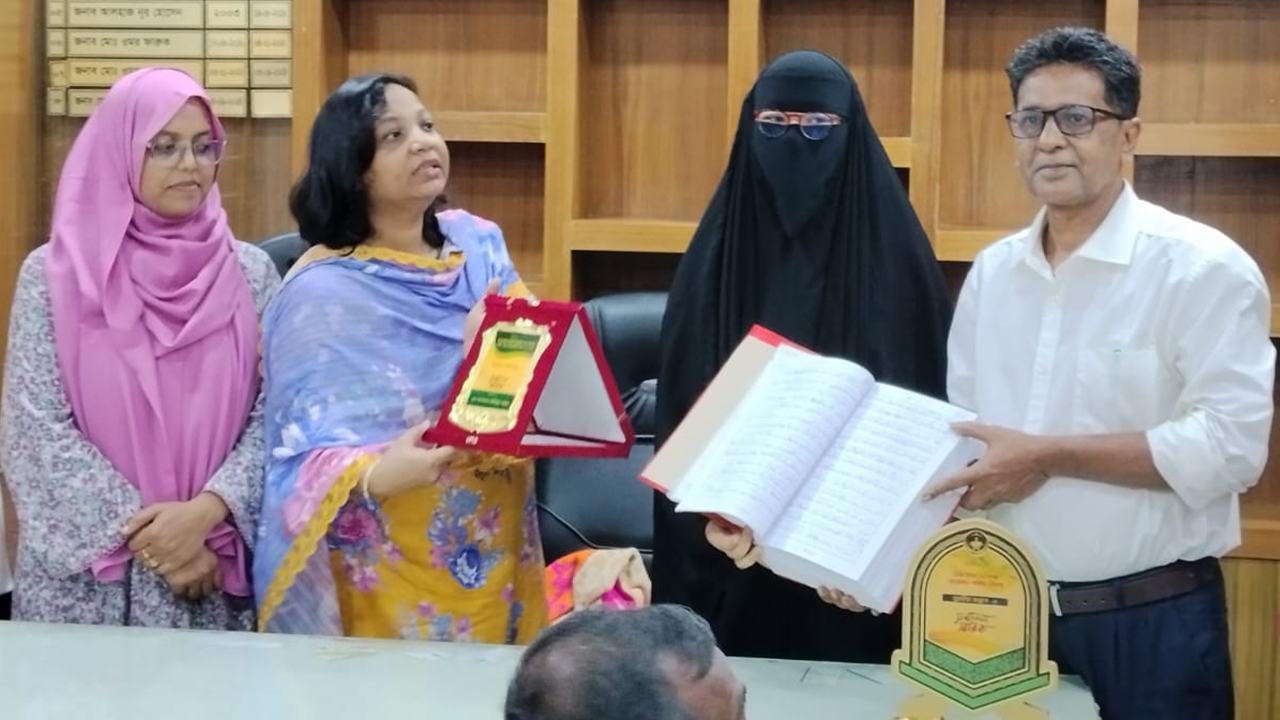 নিজ হাতে ৩০ পারা কোরআন লিখলেন সুরাইয়া