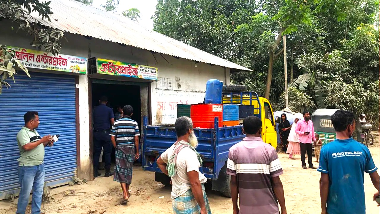 নাঙ্গলকোটে অবৈধভাবে জ্বালানি তেল মজুদ, গ্রেপ্তার ১